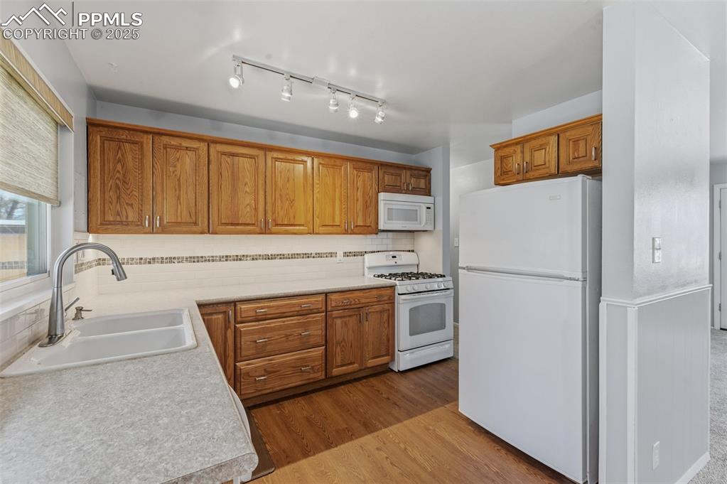 Image 8 of 32: Kitchen