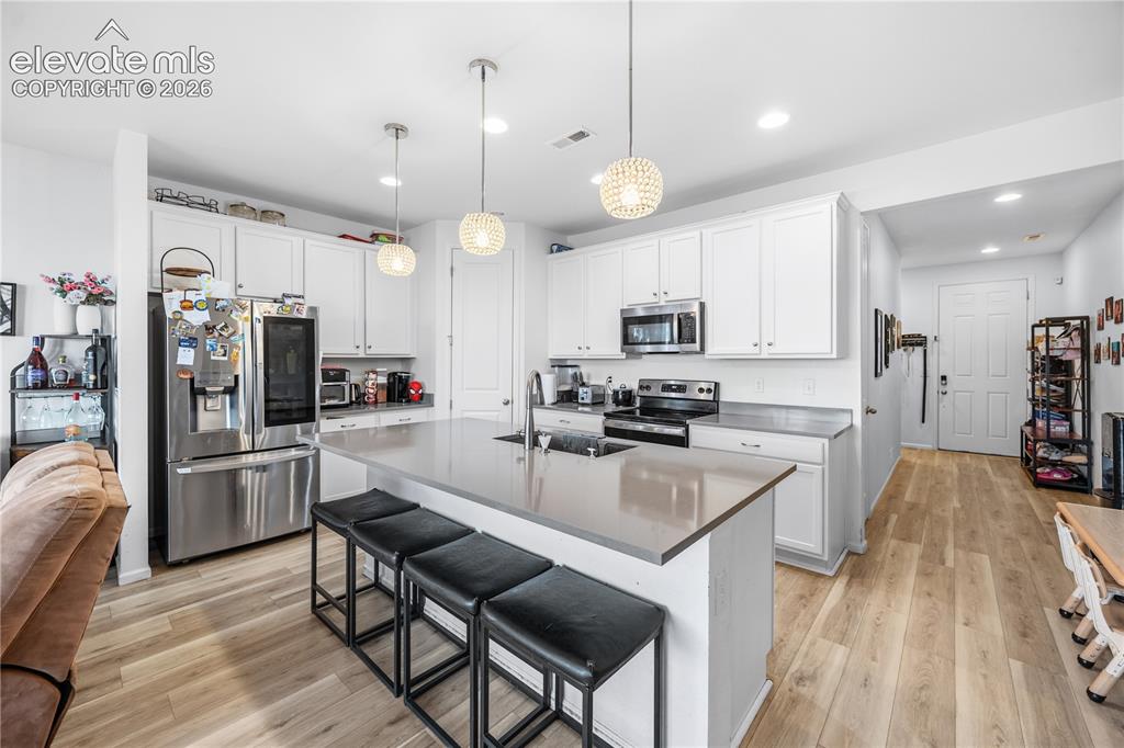 Image 10 of 25: Kitchen