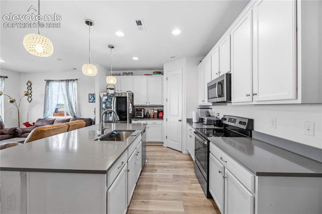 Image 11 of 25: Kitchen