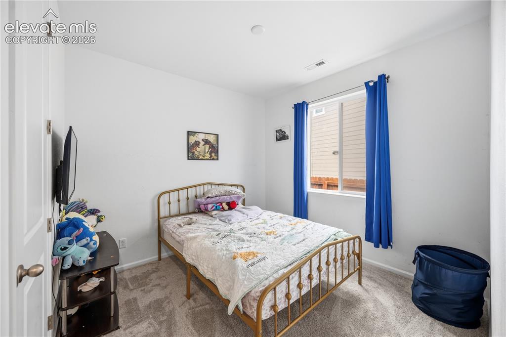 Image 18 of 25: Bedroom