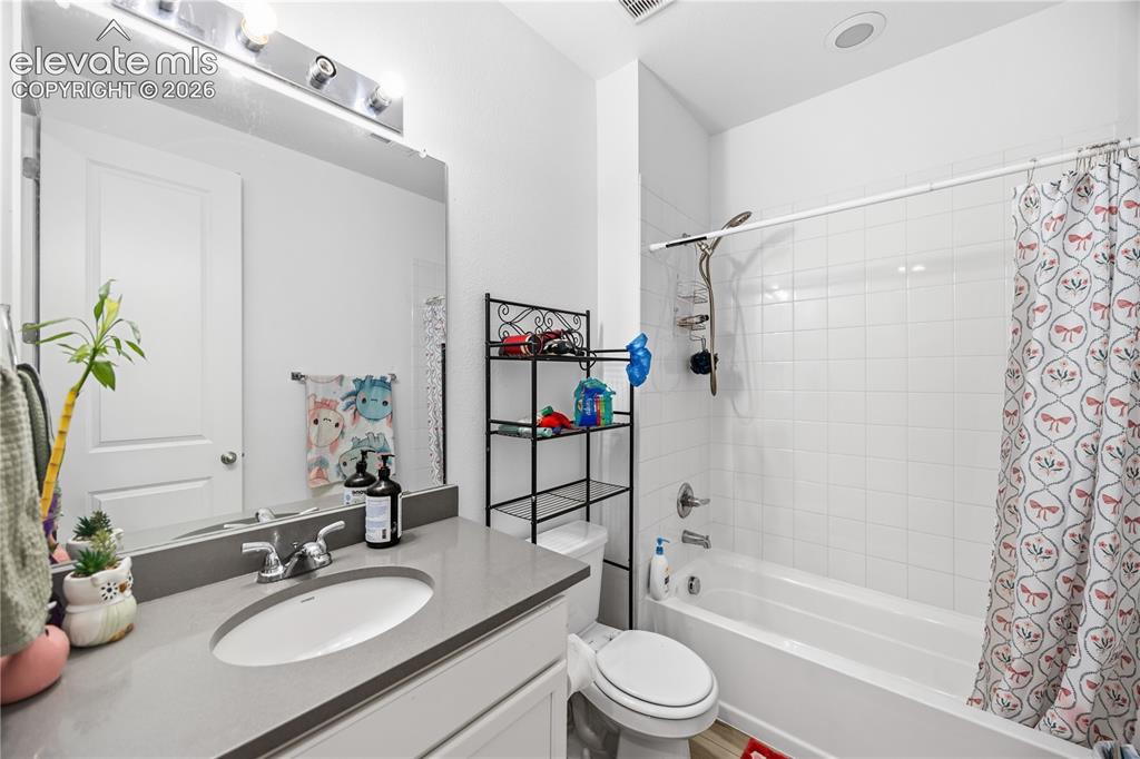 Image 19 of 25: Bathroom