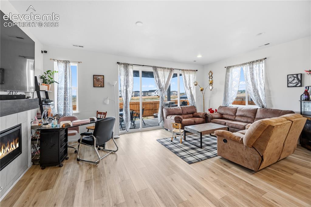 Image 7 of 25: Living Room