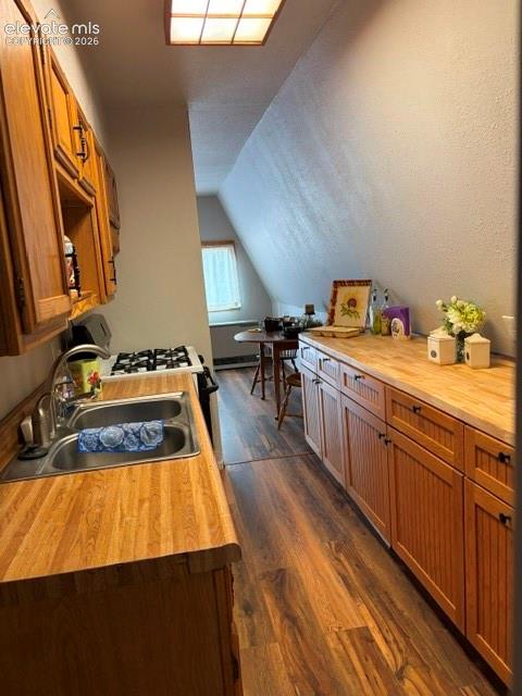 Image 12 of 18: Kitchen