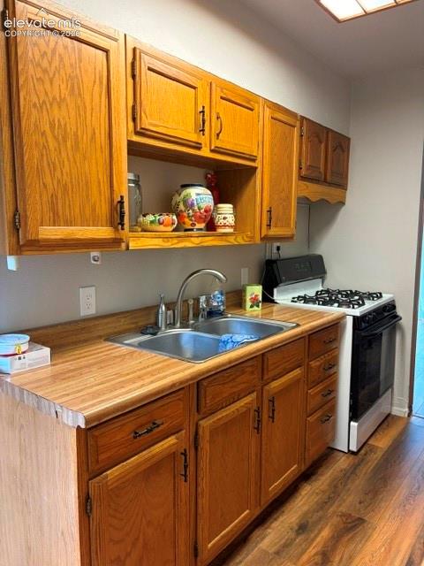 Image 4 of 18: Kitchen