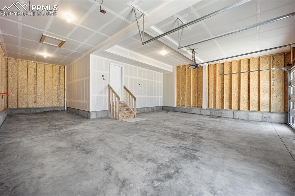 Image 16 of 29: Garage