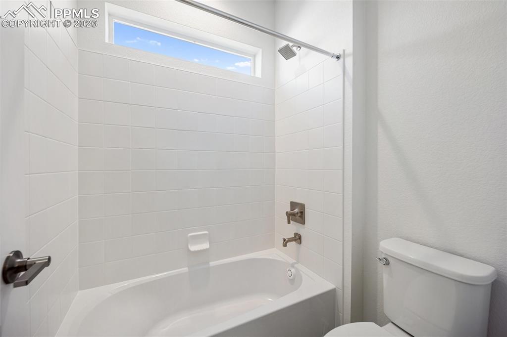 Image 26 of 29: Bathroom