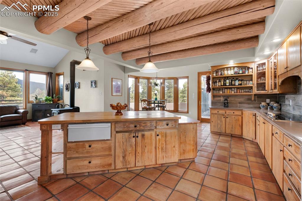 Image 10 of 50: Kitchen