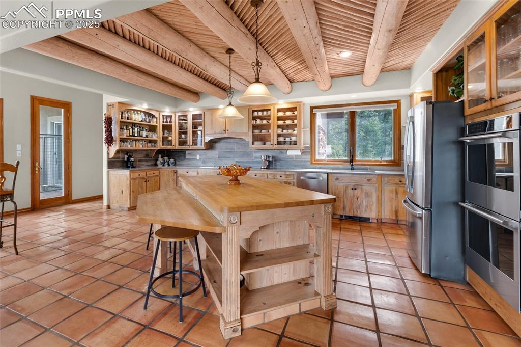 Image 11 of 50: Kitchen