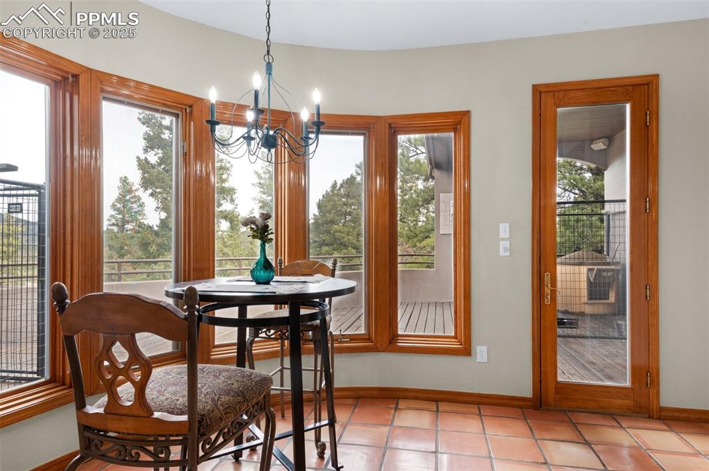 Image 14 of 50: Dining Area