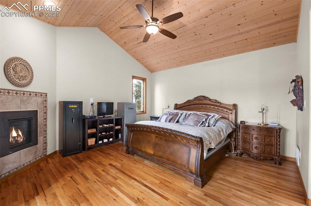 Image 19 of 50: Bedroom