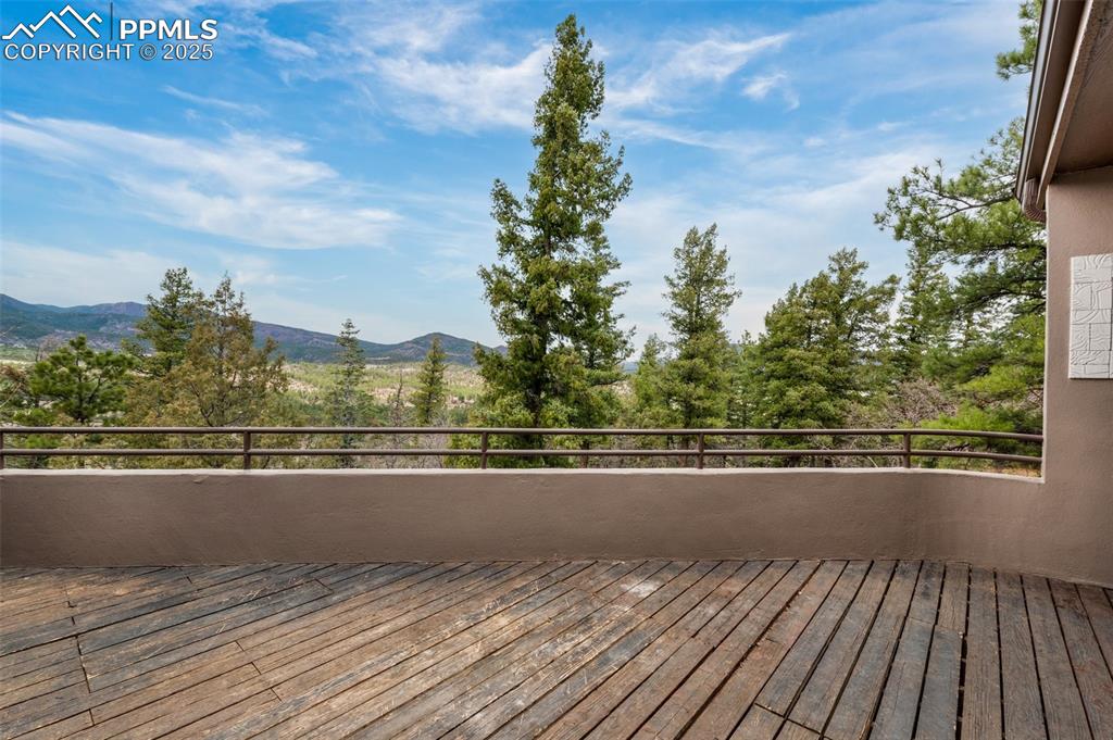 Image 40 of 50: Deck