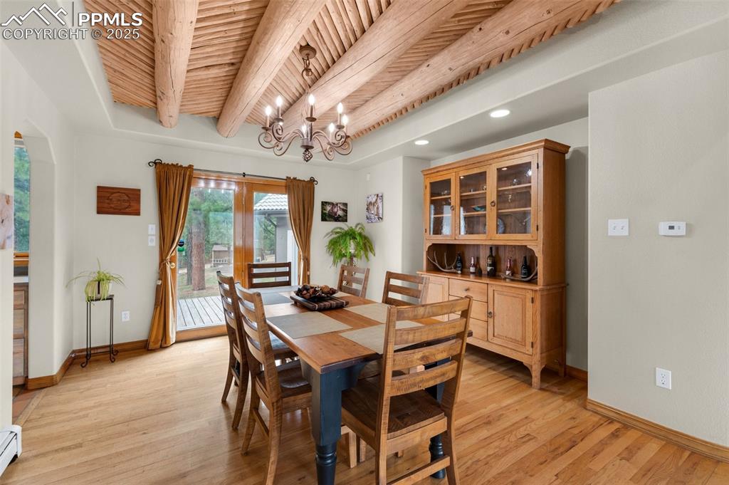 Image 7 of 50: Dining Area