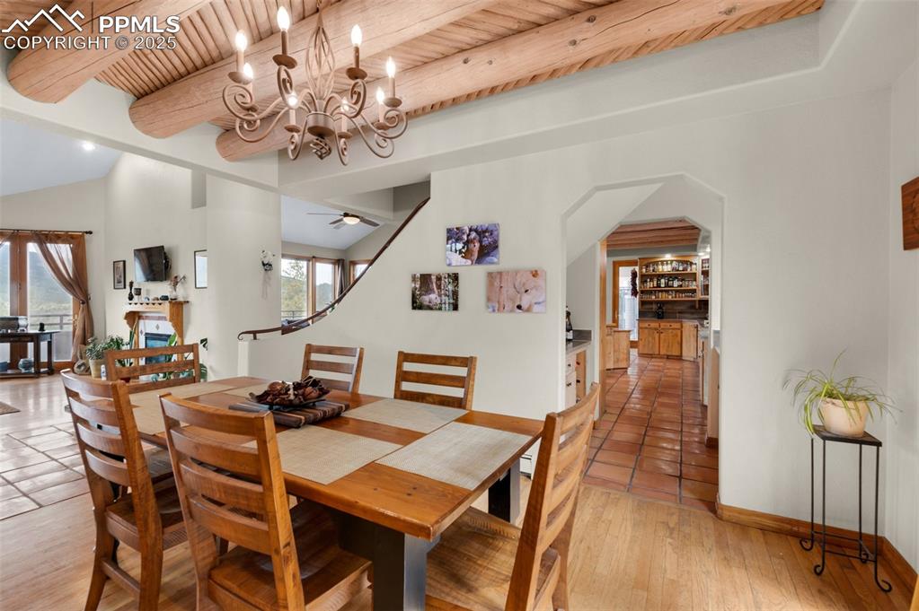Image 8 of 50: Dining Area