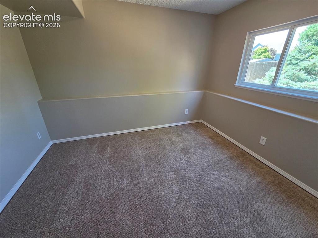 Image 8 of 11: Dining Area