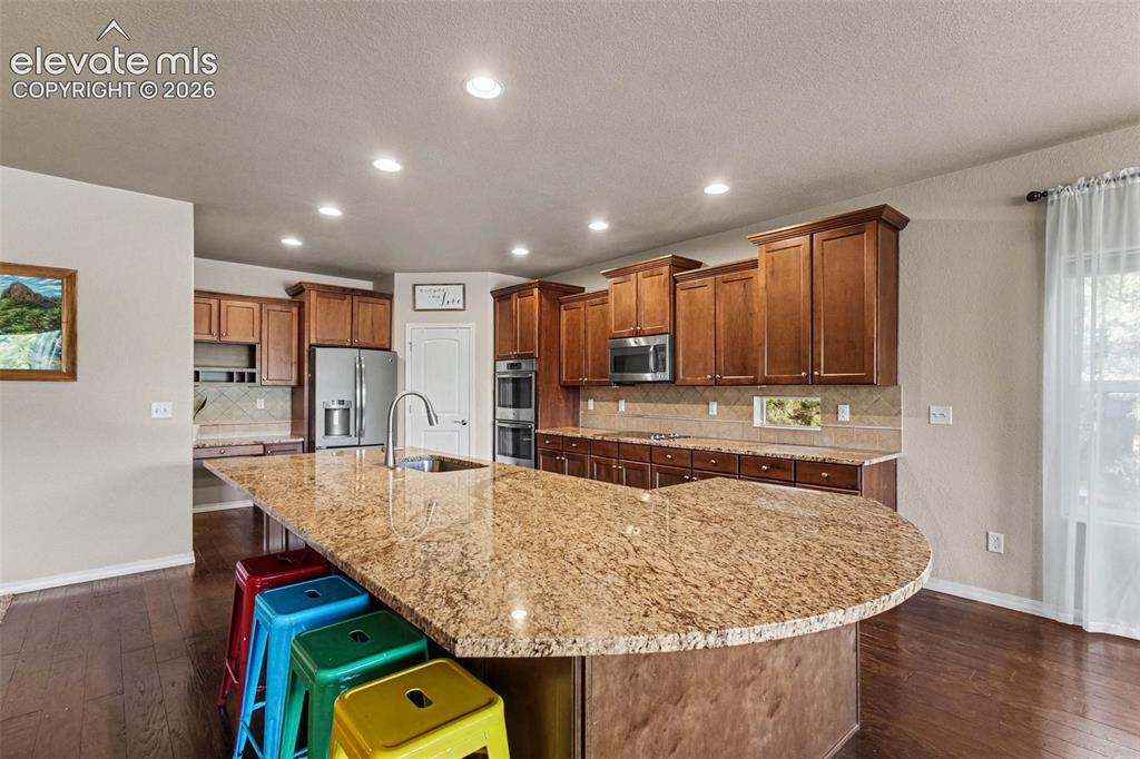 Image 10 of 47: Kitchen