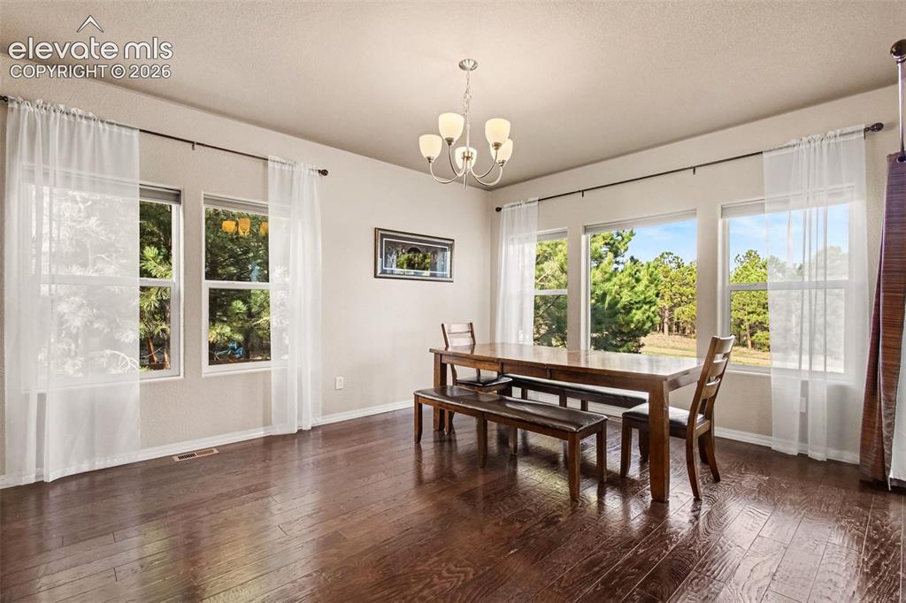 Image 14 of 47: Dining Area