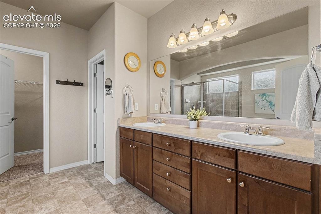 Image 18 of 47: Primary 5-Piece Bathroom