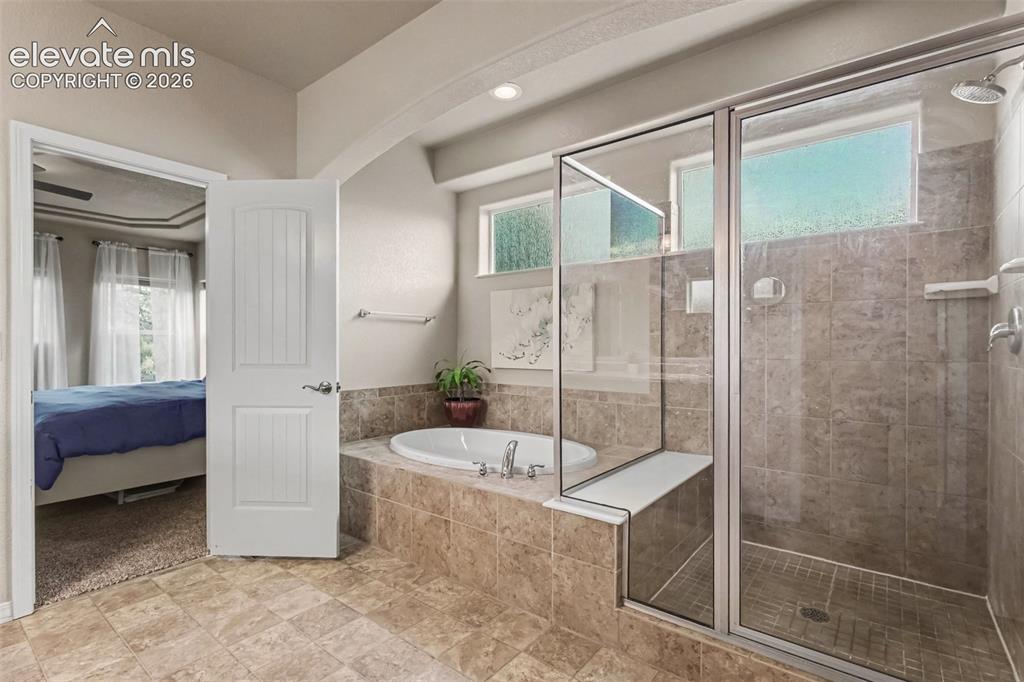 Image 19 of 47: Primary 5-Piece Bathroom