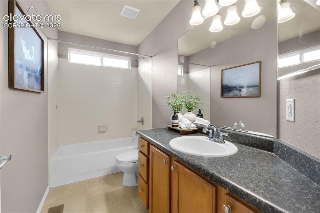 Image 19 of 34: Bathroom
