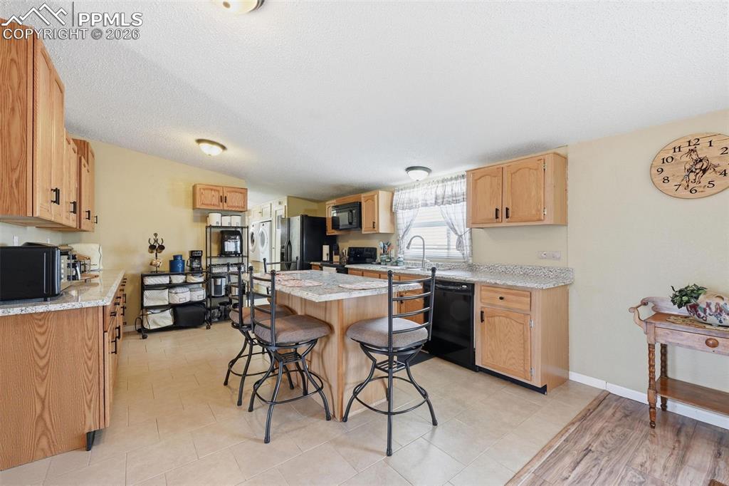 Image 21 of 41: Kitchen