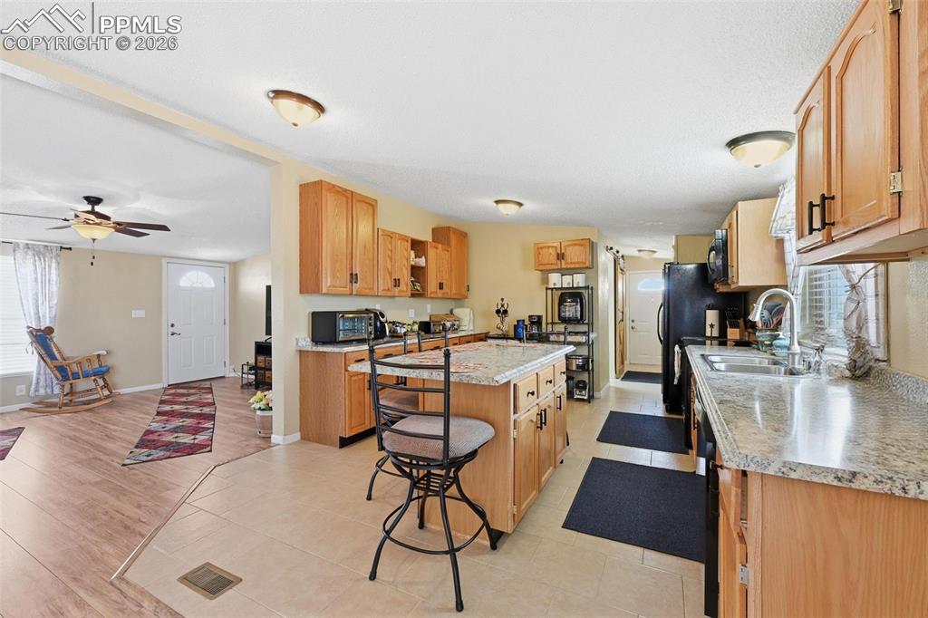 Image 22 of 41: Kitchen