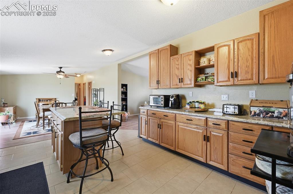 Image 23 of 41: Kitchen