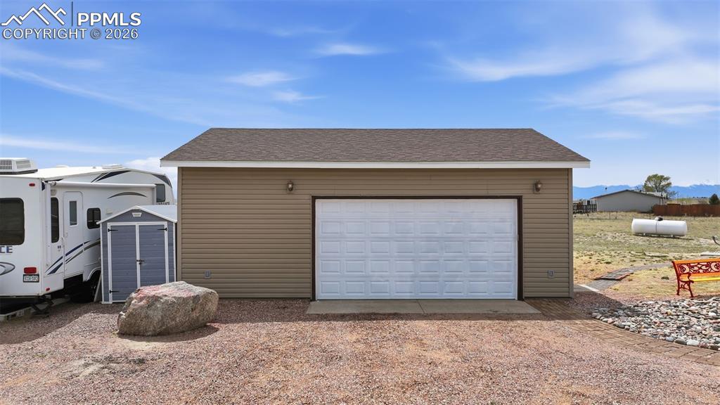 Image 4 of 41: Garage