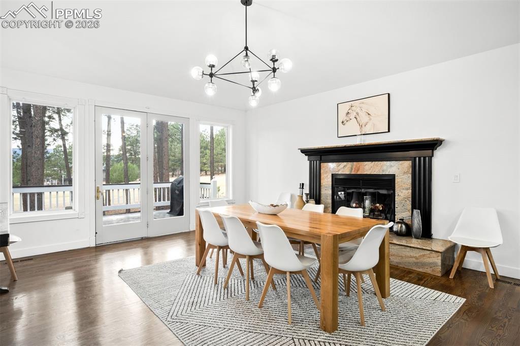 Image 12 of 45: Dining Area