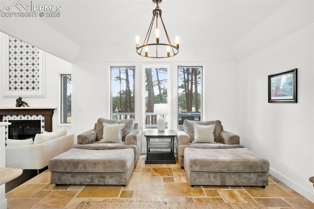 Image 14 of 45: Sitting Room