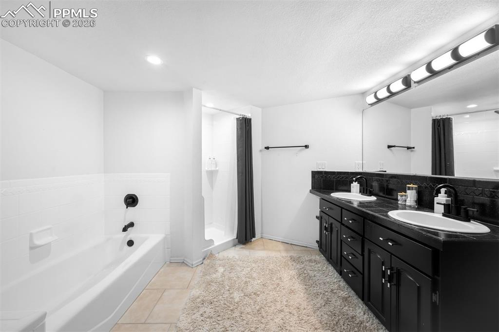 Image 20 of 45: Bathroom