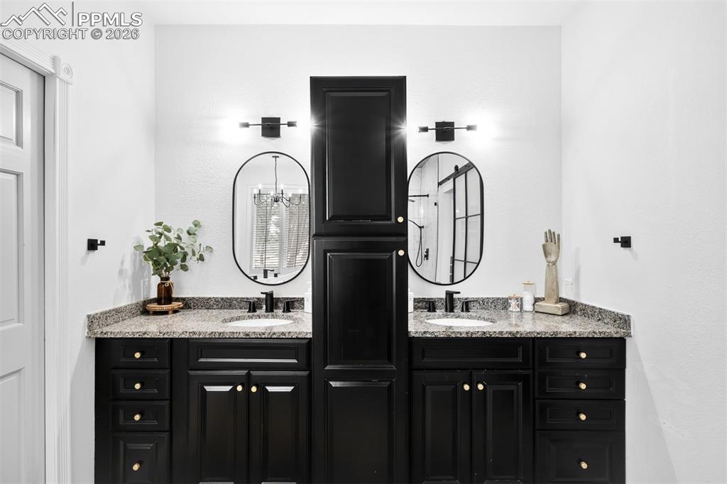 Image 21 of 45: Bathroom