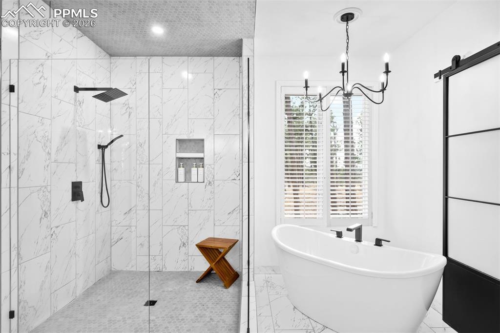 Image 22 of 45: Bathroom