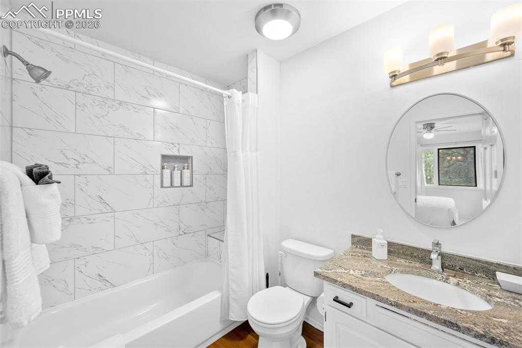 Image 29 of 45: Bathroom