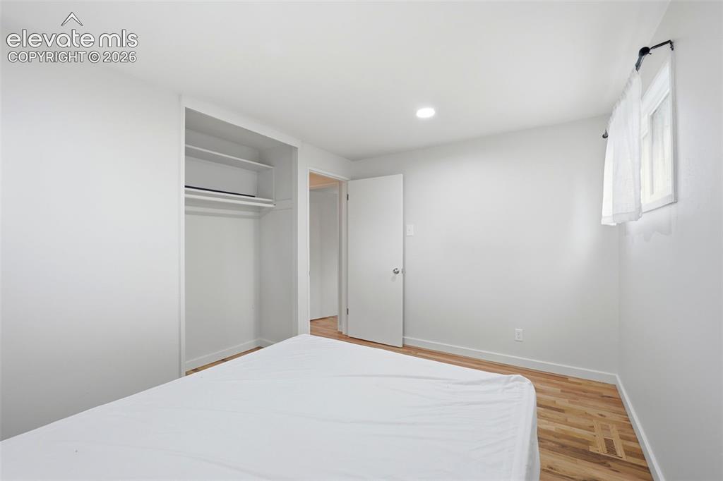 Image 17 of 50: Bedroom