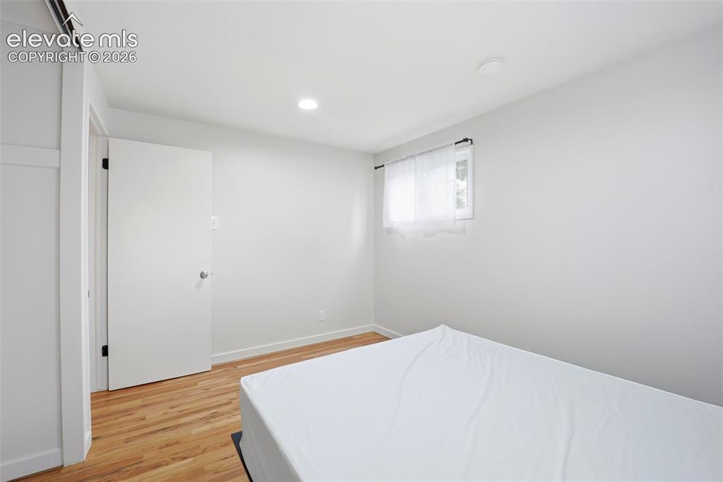 Image 18 of 50: Bedroom