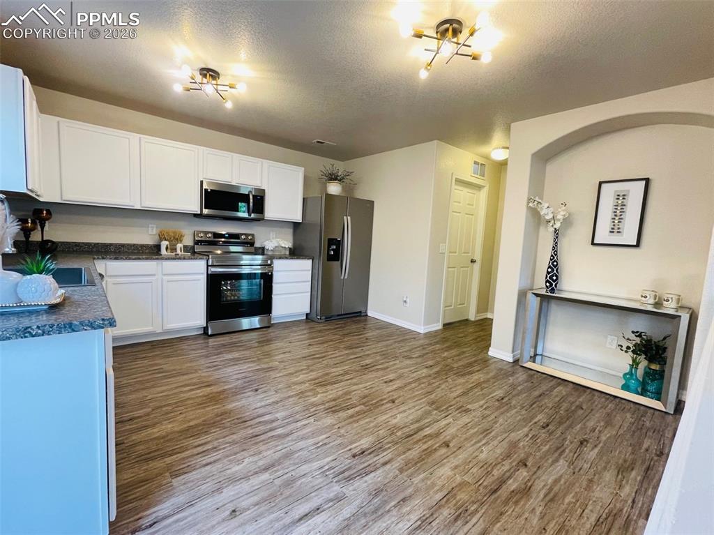 Image 13 of 43: Kitchen