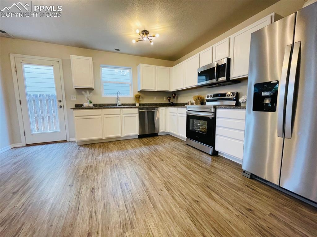 Image 14 of 43: Kitchen