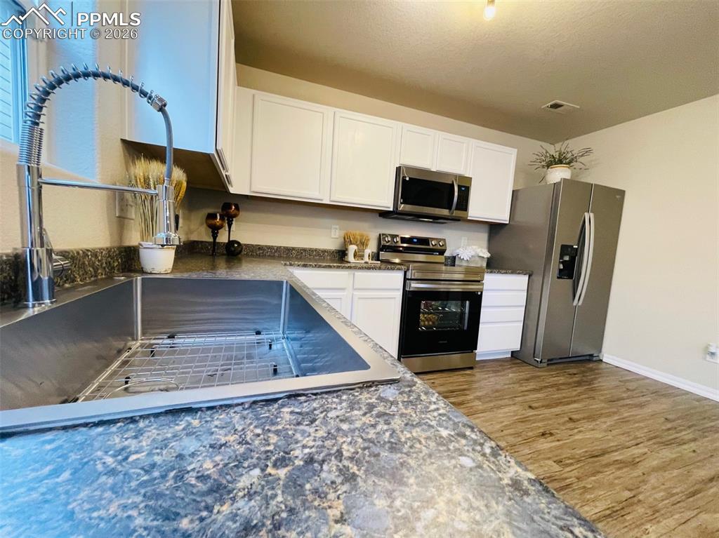 Image 16 of 43: Kitchen