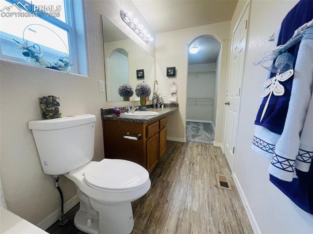 Image 32 of 43: Bathroom