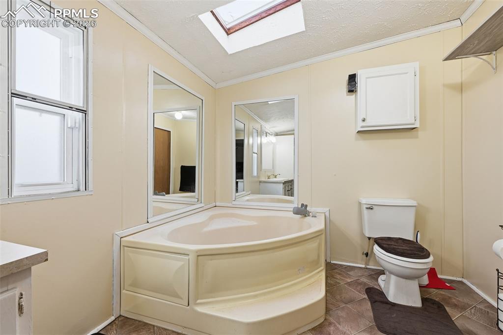 Image 19 of 35: Bathroom