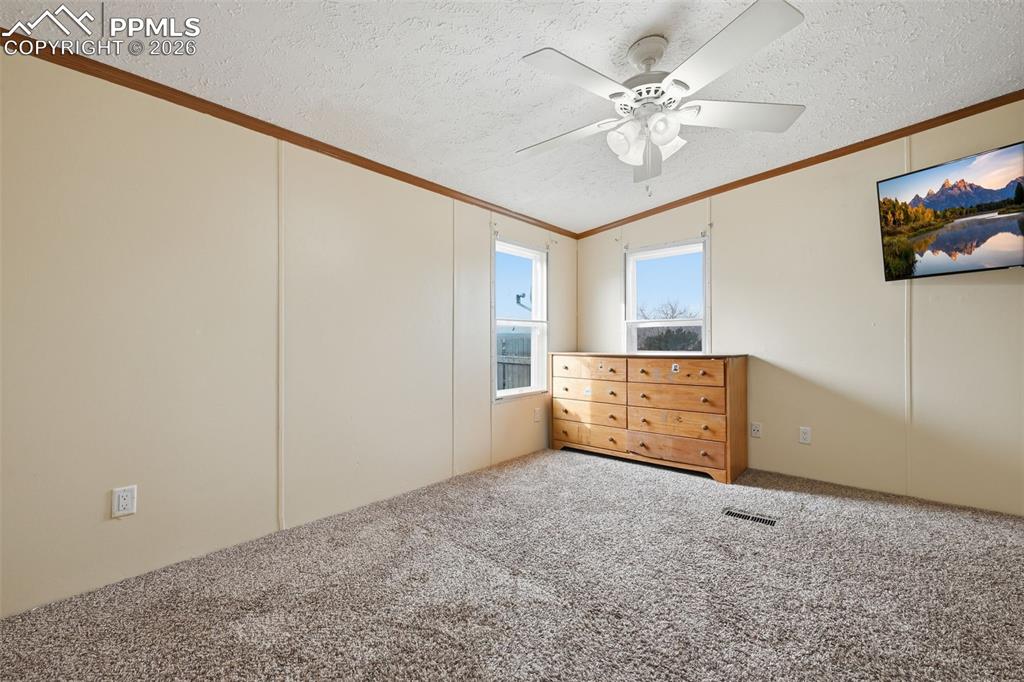 Image 20 of 35: Bedroom