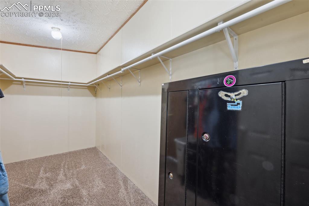 Image 23 of 35: Closet