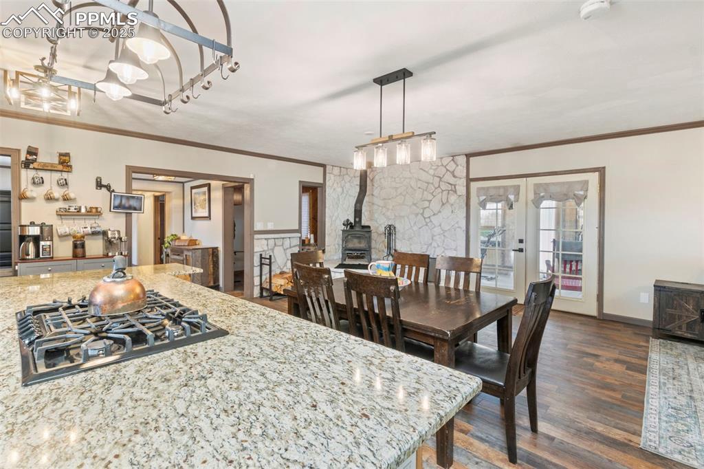 Image 10 of 50: Kitchen