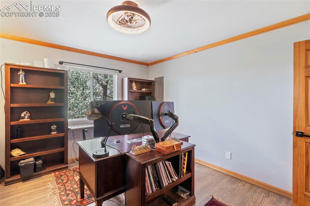 Image 13 of 50: Office