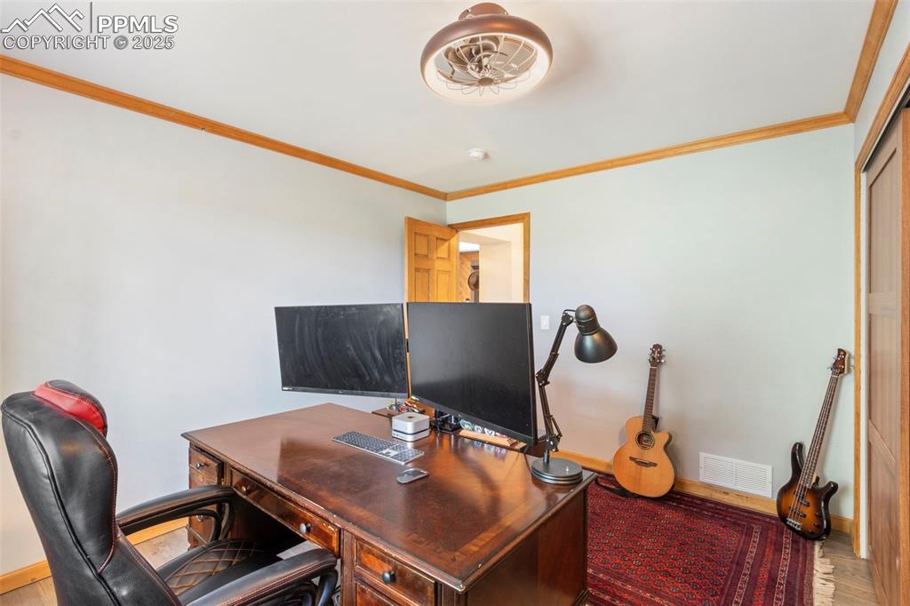 Image 14 of 50: Office