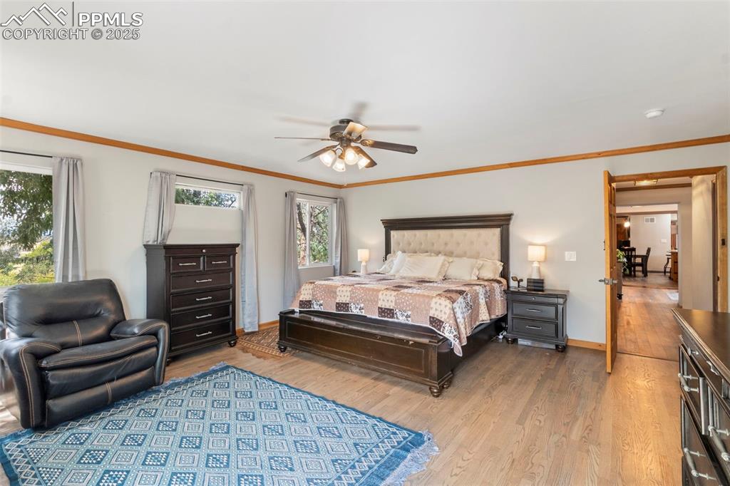 Image 16 of 50: Bedroom