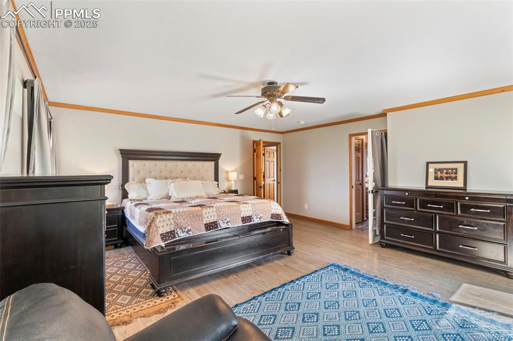 Image 17 of 50: Bedroom