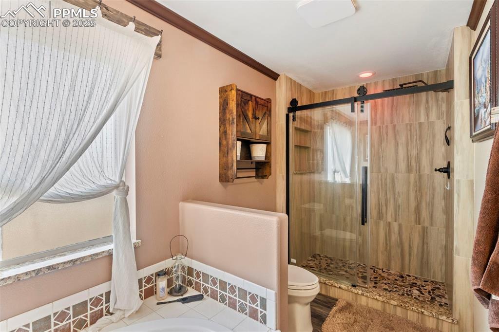 Image 19 of 50: Bathroom