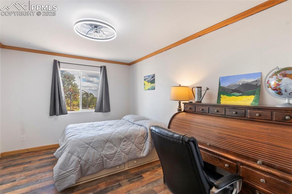 Image 21 of 50: Bedroom