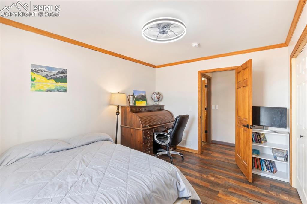 Image 22 of 50: Bedroom